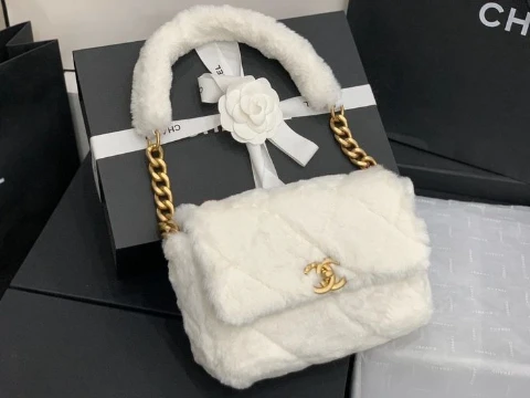 Chanel — французская компания по производству одежды, парфюмерии и косметики, ювелирных изделий и часов. Основана модельером Коко Шанель в Париже в начале XX века.