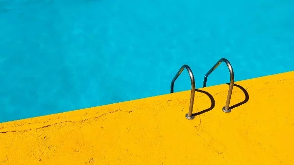 Знаете ли вы, каким был любимый цвет Клеопатры, почему актеры с предубеждением относились к зеленым костюмам и какие оттенки в разных странах считались неприличными? По книге «Тайная жизнь цвета».