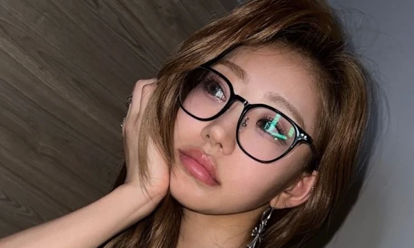 присутствуют группы : i-dle, aespa, le sserafim, kiss of life, blackpink, babymonster, itzy, twice, nmixx, illit, meovv, Ive, viviz.!!
