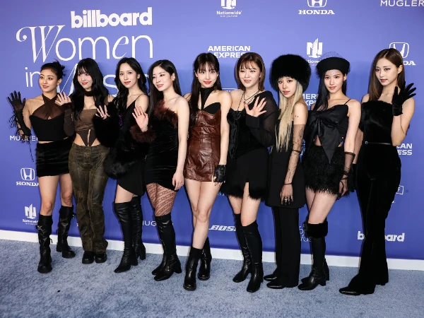 Twice — южнокорейская гёрл-группа, сформированная в 2015 году компанией JYP Entertainment через реалити-шоу «Шестнадцать»