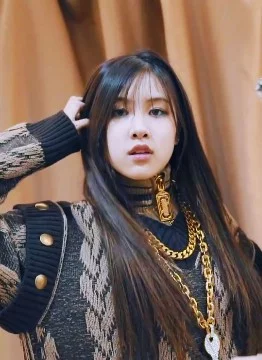 Вот мы и добрались ко 2-й участницы BLACKPINK.
И вам предстоит выбрать лучший образ Розе.
Надеюсь вы сможете)))