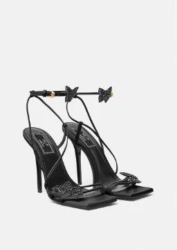 Versace (Gianni Versace S.p.A.) — итальянская компания, основанная в 1978 году модельером Джанни Версаче. Занимается разработкой дизайна, маркетингом и продажей одежды, парфюмерии, часов, товаров для 