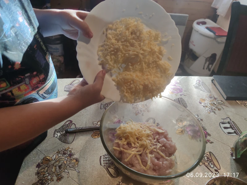 Посыпаем курицу сыром. Посыпаем курицу сыром.
