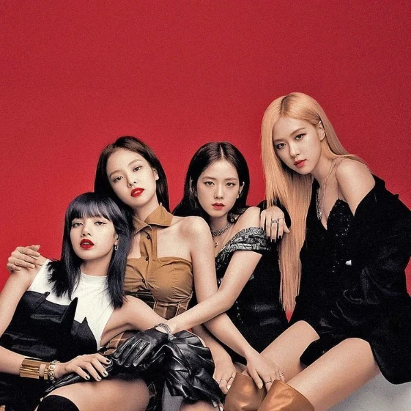 Выбери из таких групп как: Blackpink, Itzy, Stayc, Kep1er, (G)I-DLE, NewJeans, Le Sserafim, Red Velvet и другие)