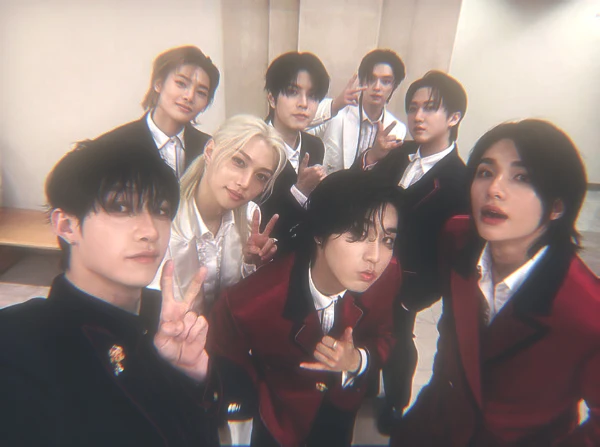 Stray Kids (кор: 스트레이키즈;) - мужская группа из восьми человек компании JYP Entertainment.Желаю тебе приятного прохождения!