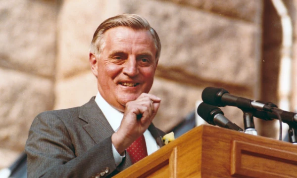 1984 год, США. Уже через 11 месяцев, в ноябре 1984 года стартуют выборы президента США. Вам придётся сразиться с самым популярным политиком США 20-го века - Рональдом Рейганом, и ваша цель - победить