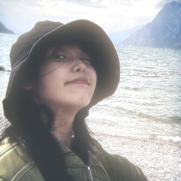 IU (아이유) - южнокорейская певица, автор песен и актриса компании EDAM Entertainment.

Она дебютировала в качестве сольной исполнительницы 18 сентября 2008 года с мини-альбомом "Lost Child".