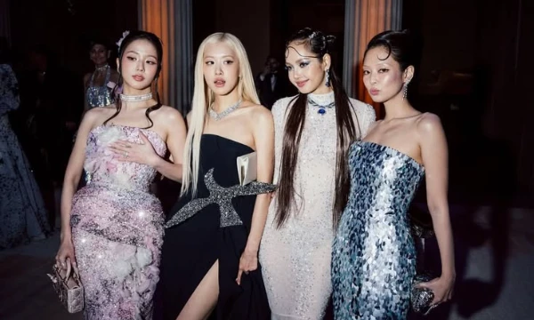 Выберите лучшую дебютная песня групп k-pop всех поколений. Включены женские и мужские группы. В турнире прикреплены видео