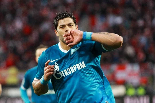 Футболисты 21 века, которые отличались  точным ударом из-за пределов штрафной площади. Учитываются голы не только с игры, но и со штрафных.
