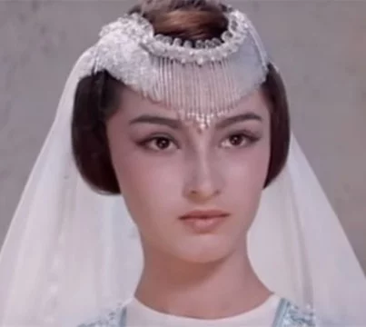 Нет такого человека,  который не видел бы хоть один фильм про принцессу! А у меня аж  32 красавицы! Выбираем самую-самую!