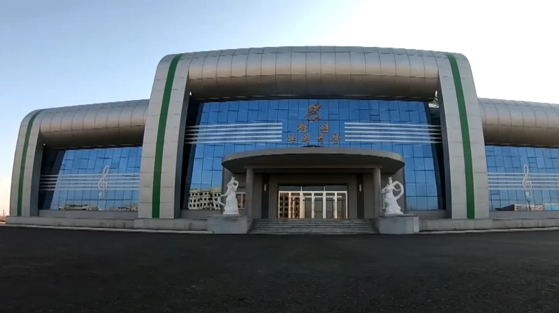 Молодёжный театр в городе Синыйджу, КНДР Молодёжный театр в городе Синыйджу, КНДР