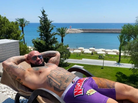 Я бля вам внатуре скоро как кувшином ёбнул. кто чё делает а ну фотографии каждый в комментарии жду, щас пообщаемся. клянусь я вам кости поломаю 