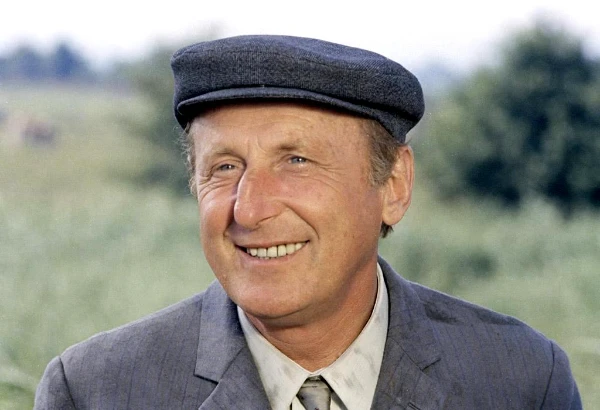 
27 июля 1917 — 23 сентября 1970
французский актёр и эстрадный певец, один из величайших комических актёров мирового кинематографа. P.S Обладатель Венецианского Кинофестиваля (1956) и ММКФ (1965) 