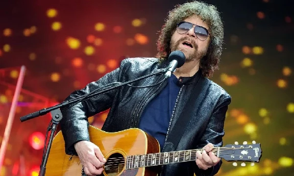 Выбери лучшую песню написанную Джеффом Линном!
ELO - ака Electric Light Orchestra - это британская группа созданная Джеффом линном в 1971 году в Бирмингеме, которая насчитывает 11 студийных альбомов.