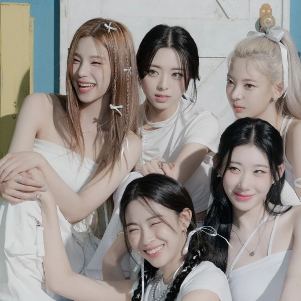 Ребят я не стала добавлять, сильно популярные группы( такие как: stray kids, blackpink, twice, itzy, bts,) потому что они и так выиграют