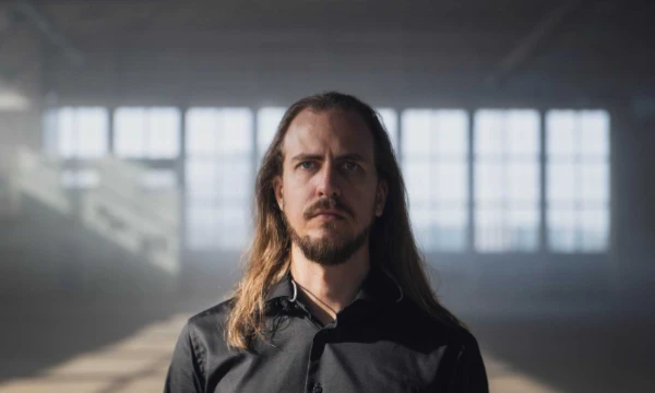 Финский электронный музыкант. Известен своим хитом «Bad Karma», собравшим более миллиарда прослушиваний. Его музыка это комбинация жанров, часто с акцентом на восточные музыкальные традиции