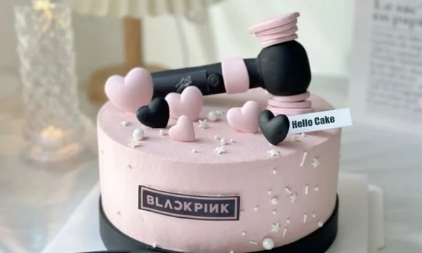 Здесь представленны торты связанные с к-поп групой Blackpink, вам нужно будет выбрать тот торт который понравилься вам больше всего.
