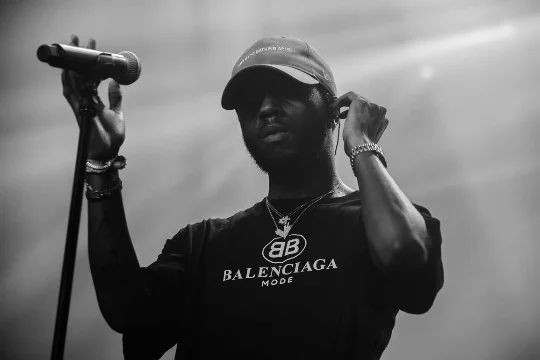 6LACK исполняет мрачный  романтичный меланхоличный R&B. Этот музыкант уже зарекомендовал себя на мировом уровне , отдельные его работы уже успели очень удачно выстрелить и засесть в памяти слушателей.
