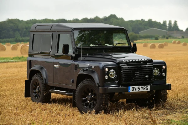 SUV  (спортивно-утилитарный автомобиль) — тип автомобиля, происходящий изначально из класса внедорожников, но используемый в подавляющем большинстве случаев в городах и на асфальтированной дороге