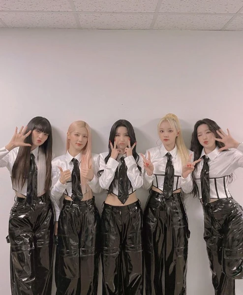 идея не моя, выбери самый красивый наряд (g)i-dle из эры i feel-queencard, часть 1)
извините если фотки не все качественные. 