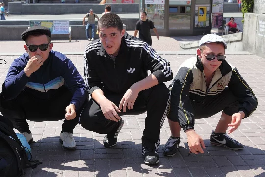 Вы шли со школы, как вдруг натыкаетесь на нескольких гопников. Каким образом вы будете бороться с ними, и выживите ли вообще?