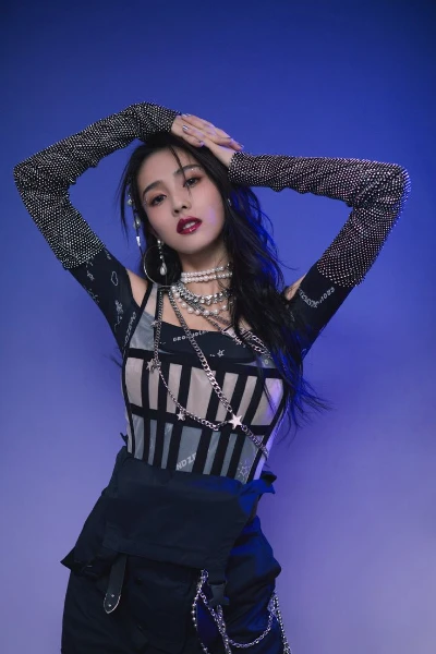 Китайские актрисы являются одними из самых талантливых и известных представительниц искусства кино и телевидения. Они отличаются уникальной красотой, стильным и элегантным образом.