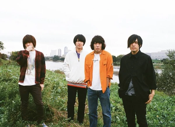KANA-BOON - японская поп-рок группа, начавшая свою карьеру в 2008 в школе. Первый альбом они выпустили в 2012. Сейчас группа известна своими песнями для аниме "Наруто", "МГА", "FIRE FORCE" и "ZOM100"