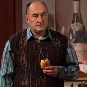 - Сколько лет твоему дедушке?
- Не знаю. Но он у нас уже давно...

