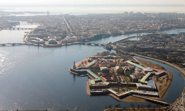 Известно, что Санкт-Петербург построен на множестве островов. Попробуй вспомнить основные острова дельты Невы. Приятного прохождения :)