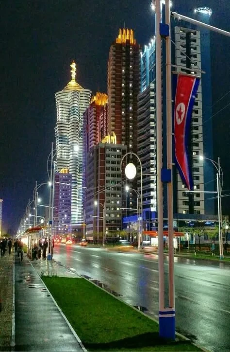 Город Пхеньян вечером Город Пхеньян вечером