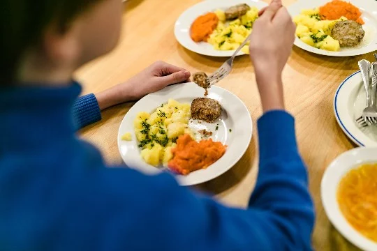 Все мы бежим в столовую за вкусняшкой , но у каждого она своя. И нам предстоит выбрать лучшую из всех. 