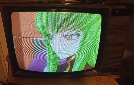 Чел с ником I put waifus on a vintage TV, выкладывает фото с разными аниме персонажами на старинных телевизорах. Выглядит довольно прикольно и винтажно. 