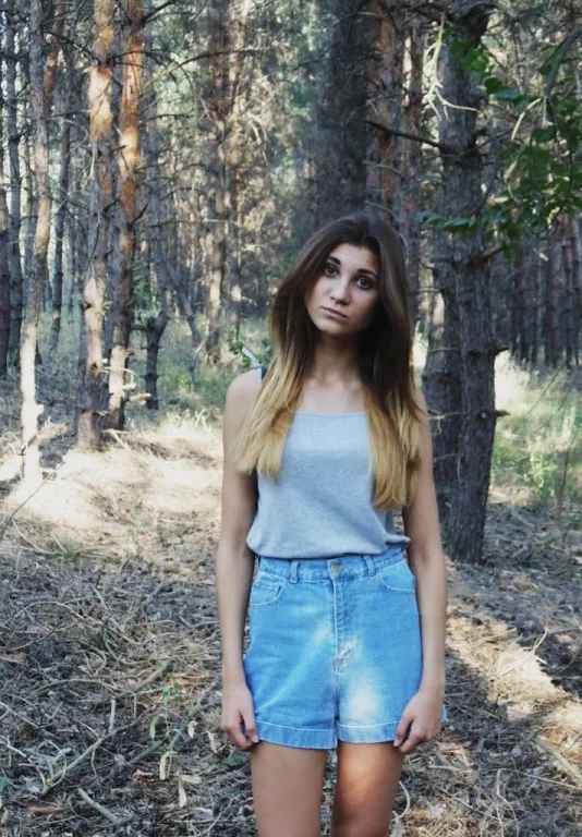 Самый мой первый эксперимент с волосами (мне тут 15 лет). Осветлила концы и тут понеслось...До 18 лет много раз подстригалась и осветлялась, но всё это выглядело достаточно обычно, так что показывать нет смысла. Самый мой первый эксперимент с волосами (мне тут 15 лет). Осветлила концы и тут понеслось...До 18 лет много раз подстригалась и осветлялась, но всё это выглядело достаточно обычно, так что показывать нет смысла.
