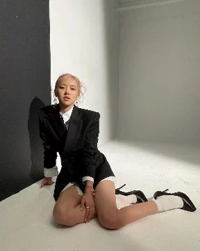 Выбери свой самый любимый образ Розэ из BLACKPINK. В тесте представлены образы не только сценические, но и повседневные, а также с фотосессий и разных шоу