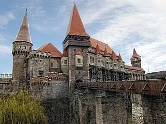 Ты пошёл в древний замок, но он заперт на замок с паролём! Рыцарь говорит, что нужно назвать число, которое нужно, чтобы открыть замок с паролём, и прийти внутрь замка!