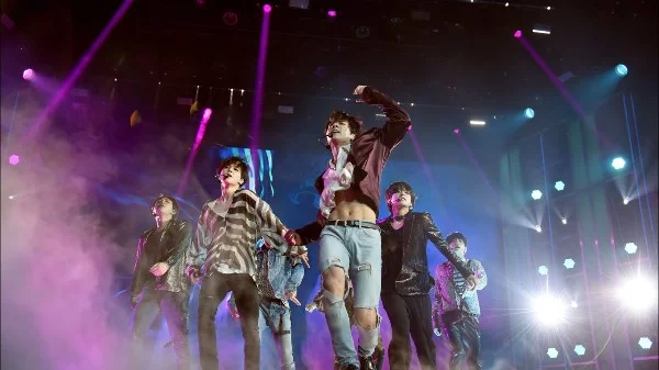 Мы собрали для вас 32 самых популярных live выступлений группы BTS. Настало время выбрать лучшее!