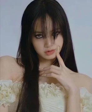 В этот раз вам нужно выбрать лучший образ Лисы из BLACKPINK.
Так и с остальными участницами позже будут турниры.
Надеюсь вам понравиться этот турнир.
