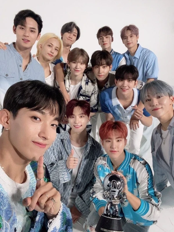  4. seventeen. я их давно знаю и хотела застенить, но все как-то не получалось 😩 но после просмотра seventeen in the soop они покорили мое сердечко 🥹 мои биасы - Хоши и Мингю 🫶 4. seventeen. я их давно знаю и хотела застенить, но все как-то не получалось 😩 но после просмотра seventeen in the soop они покорили мое сердечко 🥹 мои биасы - Хоши и Мингю 🫶
