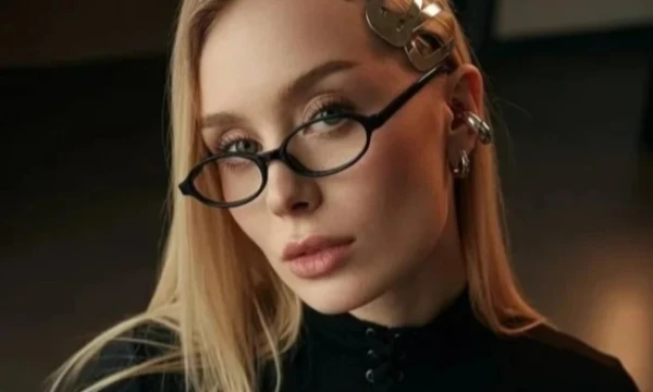 Строгий или сексуальный взгляд?