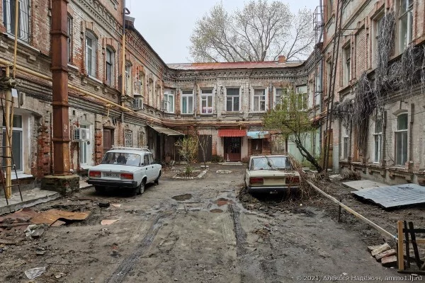 Попытайтесь выбраться из Саратова. На вашем пути встанут полицейские, которые не довольны вашим побегом.
