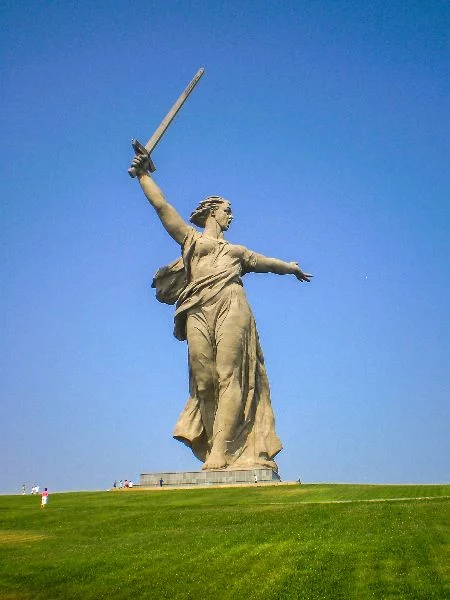 Старался вместить памятники из разных периодов и городов, для разнообразия . В описании : город , год установки , и краткое описание