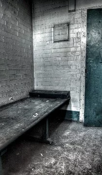 Ты попадаешь в тюрьму в которой тебе предстоит отсиживать срок но сможешь ли ты выжить, ведь помни что чтобы что-то получить надо что-то потерять, 