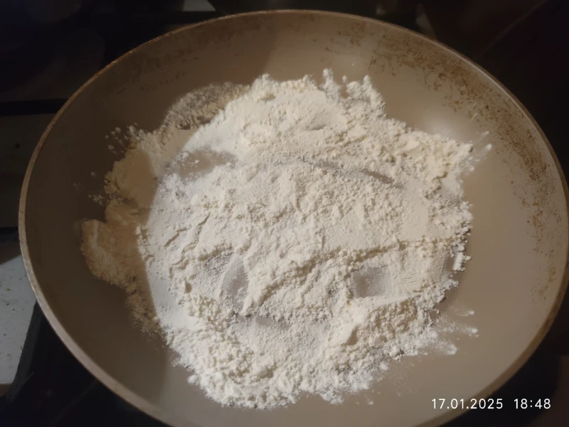 Насыпаем муку в сковородку без масла. Насыпаем муку в сковородку без масла.