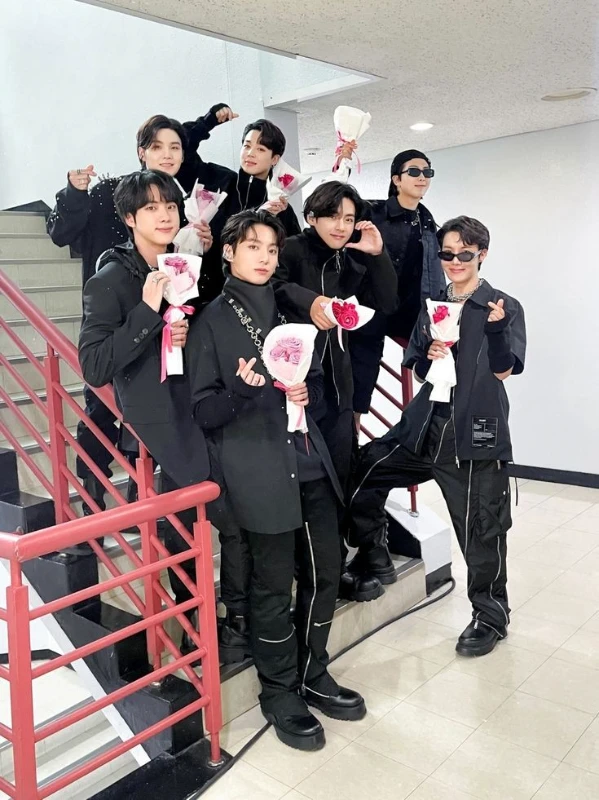 1.bts. моя ульт группа!! cказать честно, изначально они мне не очень нравились, но году в ~2016 (да, я настолько стара) я решила все-таки послушать их песню (это была dope), и она мне так (!!!) понравилась, что я решила их стенить and here I am 🧍мой ульт - Хосок, но я люблю их всех!! 1.bts. моя ульт группа!! cказать честно, изначально они мне не очень нравились, но году в ~2016 (да, я настолько стара) я решила все-таки послушать их песню (это была dope), и она мне так (!!!) понравилась, что я решила их стенить and here I am 🧍мой ульт - Хосок, но я люблю их всех!!