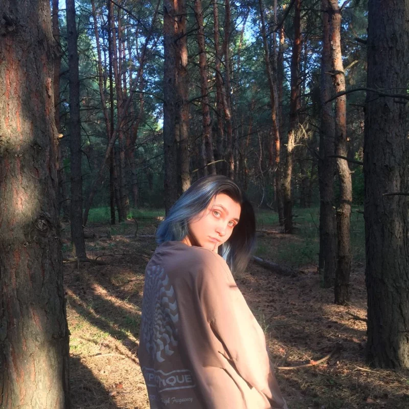 Потом я захотела опять окраситься в синий, но краска быстро смылась в голубой и я ходила с голубым цветом (22 года) Потом я захотела опять окраситься в синий, но краска быстро смылась в голубой и я ходила с голубым цветом (22 года)