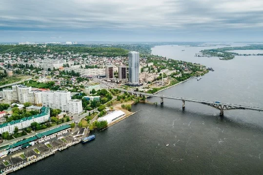 Вы ехали из своего зажопинска в Москву, но вдруг что-то пошло не так и вас выбросили в саратове. У вас нету ни денег ни еды ни воды. У вас есть телефон с 20% зарядки. Что вы будете делать 