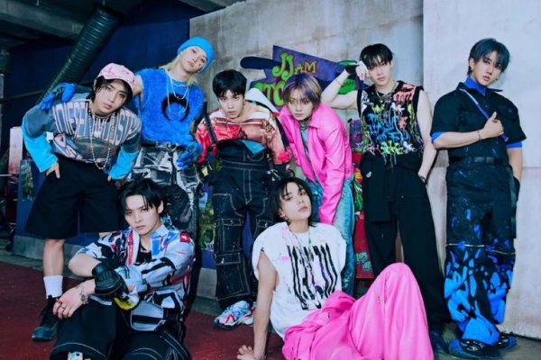Идея не моя! Но вроде именно с Stray kids не было. Суть теста выбрать Stray kids или же другая группа, в конце узнаете кого выбрали больше всего. Приятного прохождение!