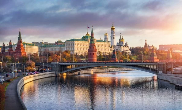 На этот раз я  собрал фотографии с видами на известные — и не очень — набережные российских городов. Сможете узнать их все? Проверьте свою архитектурную интуицию.