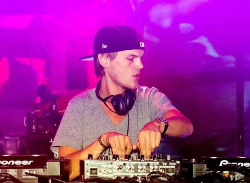EDM, dance, trance, house, pop, deep house.
Зарубежное и отечественное, каверы и оригиналы, великие хиты и горячие новинки. 
Кто победит, зависит только от тебя!
 ヽ(°□° )ノ