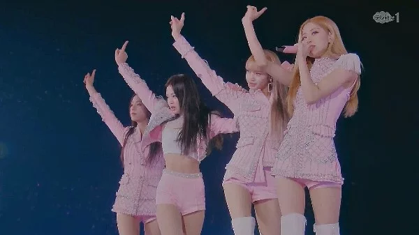 Мы собрали для вас 32 самых популярных live выступлений группы BLACKPINK. Настало время выбрать лучшее!
